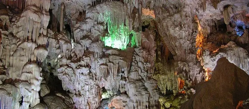 Croisiere en baie Halong pour découvrir la grotte du Palais Céleste Croisiere en baie Halong pour découvrir la grotte du Palais Céleste