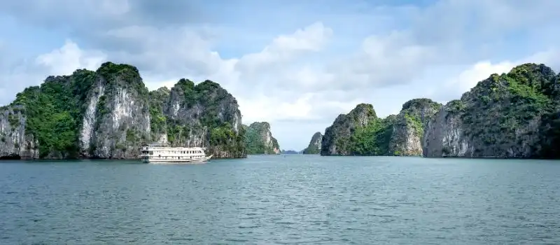 Immersion dans les eaux claires et bleues baie Halong Immersion dans les eaux claires et bleues baie Halong
