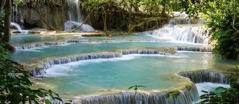 La cascade de Kuang Si Circuit au Laos du Nord La cascade de Kuang Si Circuit au Laos du Nord