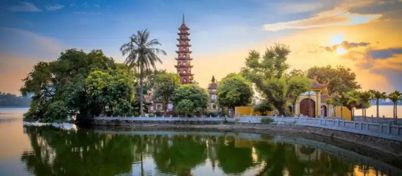La pagode Trấn Quốc au coucher du soleil