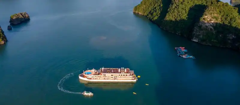 Le coucher et le lever de soleil sur le pont supérieur baie Halong Le coucher et le lever de soleil sur le pont supérieur baie Halong
