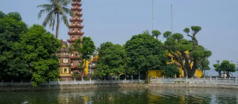Le lac de l'Ouest jusqu'à la pagode Tran Quoc Le lac de l'Ouest jusqu'à la pagode Tran Quoc