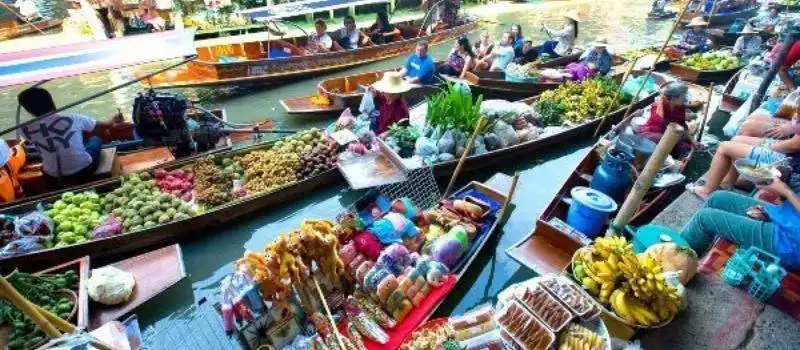 Le marché flotant au delta du mekong Le marché flotant au delta du mekong