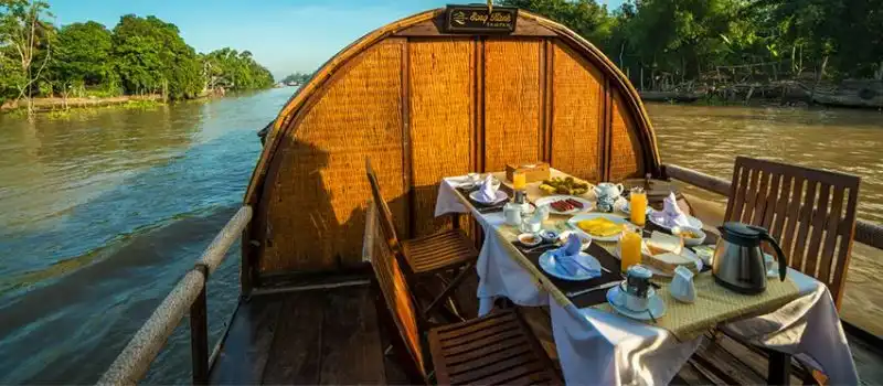 Le petit déjeuner pris au lever du soleil sur le Mékong Le petit déjeuner pris au lever du soleil sur le Mékong