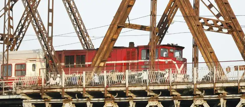 Le train rouge traverse le pont Long Bien à Hanoi Le train rouge traverse le pont Long Bien à Hanoi