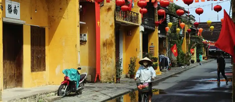 Les charmantes rues de Hoi An illuminées de lanternes colorées Les charmantes rues de Hoi An illuminées de lanternes colorées