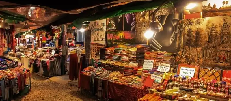 March&eacute; nocturne d'Angkor