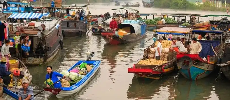 Marchés flottants dans le delta du Mékong Marchés flottants dans le delta du Mékong