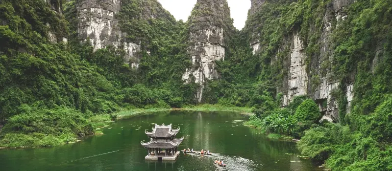 Ninh Binh entre rivières et paysages karstiques Ninh Binh entre rivières et paysages karstiques