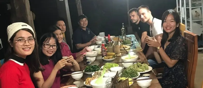 Partager un repas avec une famille du Nord Vietnam Partager un repas avec une famille du Nord Vietnam