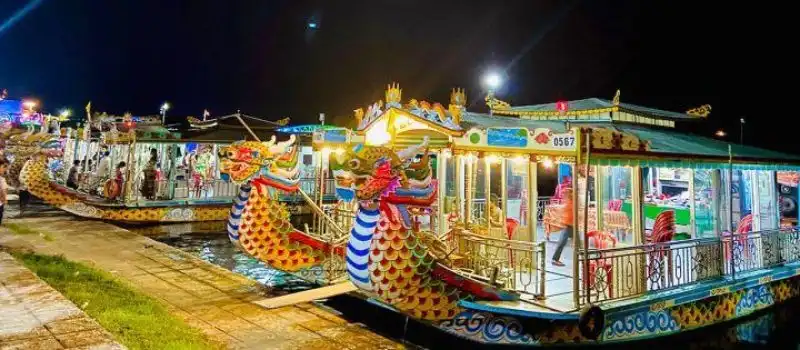 Prendre un bateau-dragon sur la rivière des Parfums