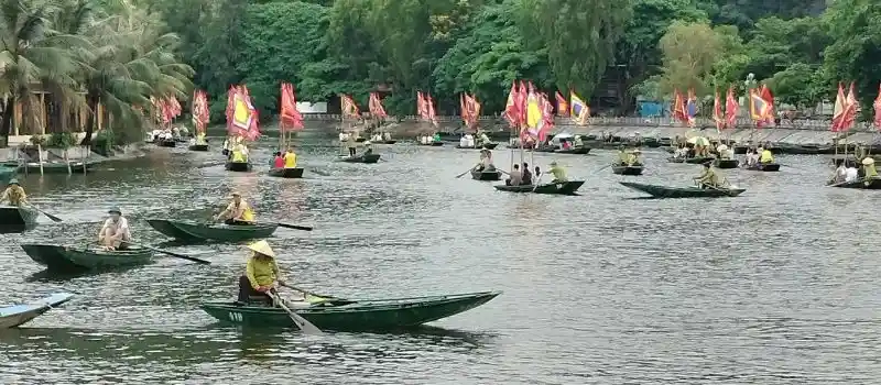 Promenade en bateau pittoresque à Ninh Binh Promenade en bateau pittoresque à Ninh Binh
