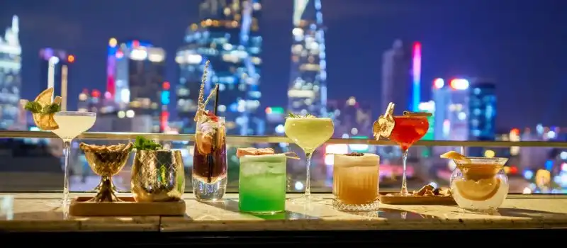 Savourer des boissons rafraîchissantes entre amis Savourer des boissons rafraîchissantes entre amis