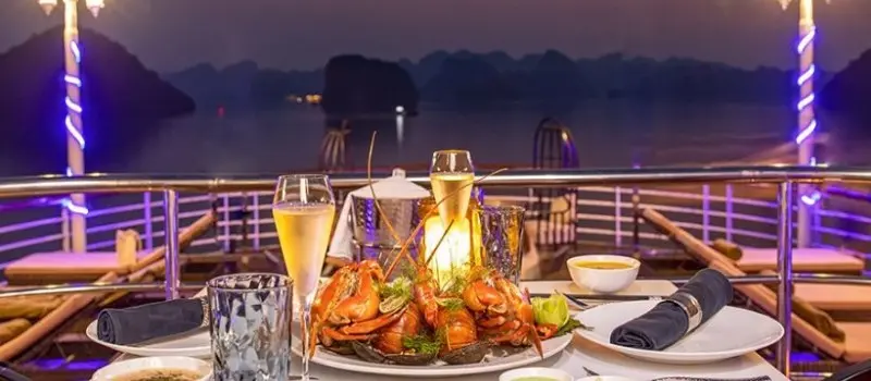 Savourer un repas à bord du bateau Savourer un repas à bord du bateau