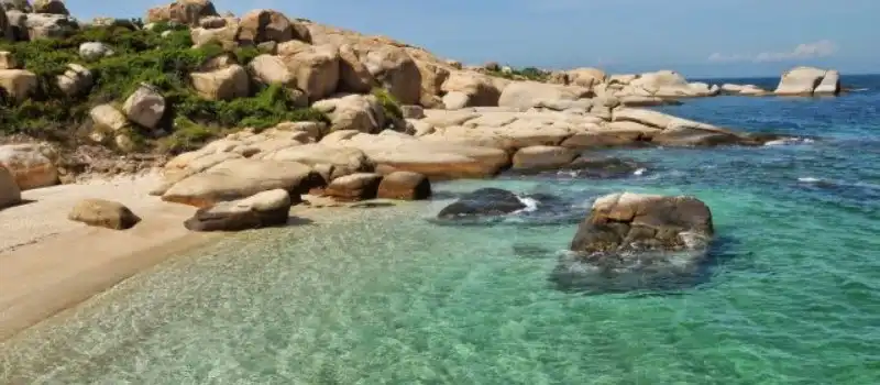 Se détendre sur des plages immaculées et peu fréquentées Se détendre sur des plages immaculées et peu fréquentées