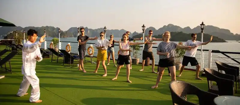 Séance de Tai Chi sur le sundeck croisiere en baie Halong Séance de Tai Chi sur le sundeck croisiere en baie Halong