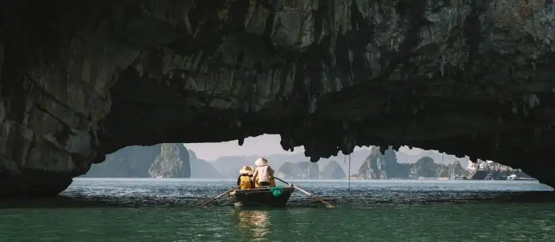 Session de kayak à grotte de Luon croisiere en baie Halong Session de kayak à grotte de Luon croisiere en baie Halong