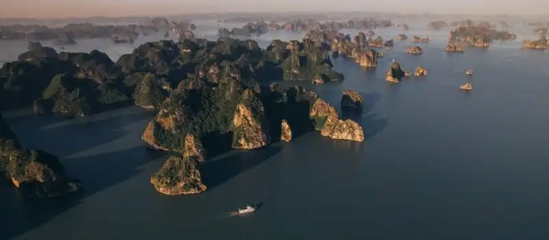 Toutes les croisières dans la baie Halong prévoient la visite d'iles Toutes les croisières dans la baie Halong prévoient la visite d'iles