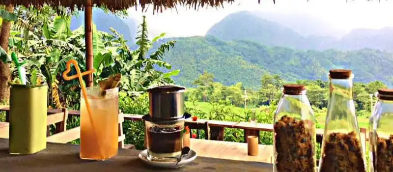 Un petit café à Pu Luong en bordure des rizières