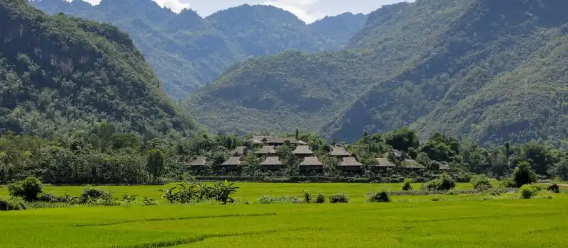 Vallée entourée de montagnes verdoyantes Mai Chau Vallée entourée de montagnes verdoyantes Mai Chau
