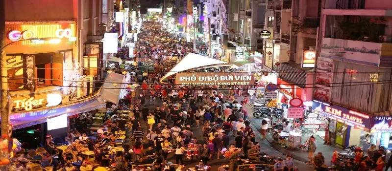 Vie nocturne sur la rue Bùi Viện Vie nocturne sur la rue Bùi Viện