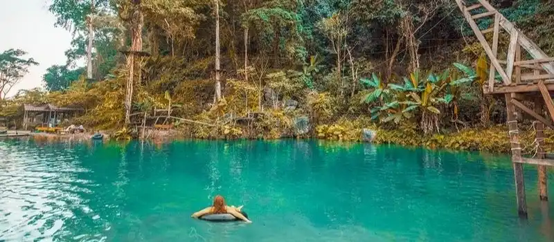 Ville riveraine de Vang Vieng Ville riveraine de Vang Vieng