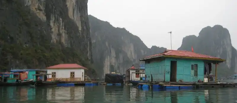 Visite des villages flottants de la baie Halong Visite des villages flottants de la baie Halong