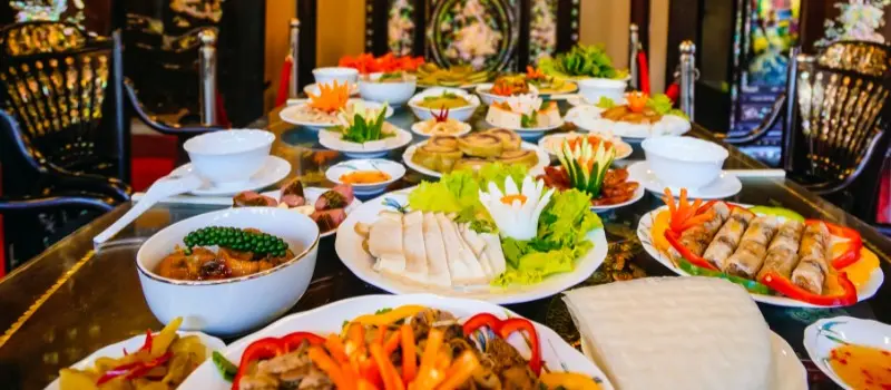 Vivre l’art de la table vietnamien : une gastronomie festive réinventée Vivre l’art de la table vietnamien : une gastronomie festive réinventée