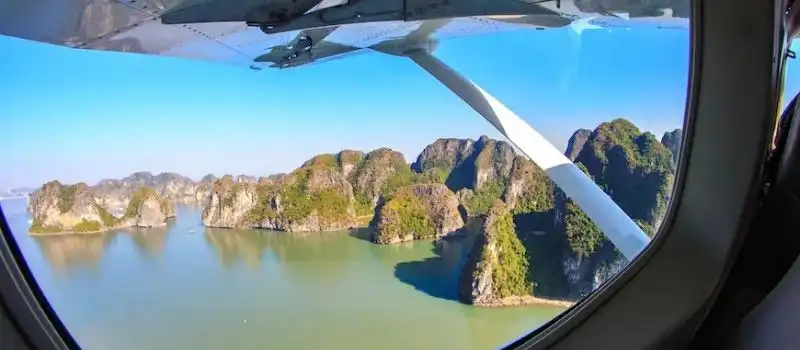 Vols en hydravion directement au-dessus de la baie d'Halong Vols en hydravion directement au-dessus de la baie d'Halong